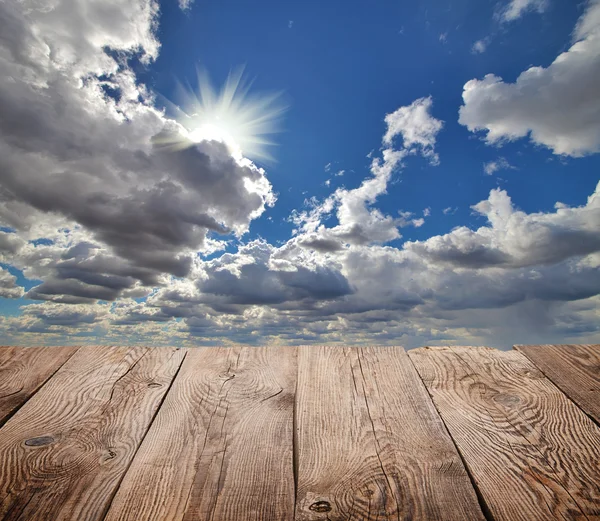 Fondo de la atmósfera. Cielo y nubes con tablero de madera — Foto de Stock