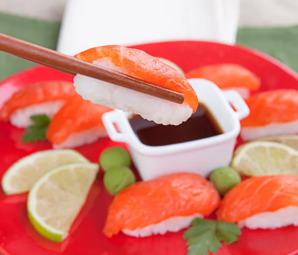 Délicieux sushi frais servi dans une assiette. Cuisine japonaise — Photo