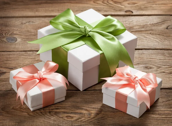 White gift boxes with pink and green ribbons — Stok fotoğraf