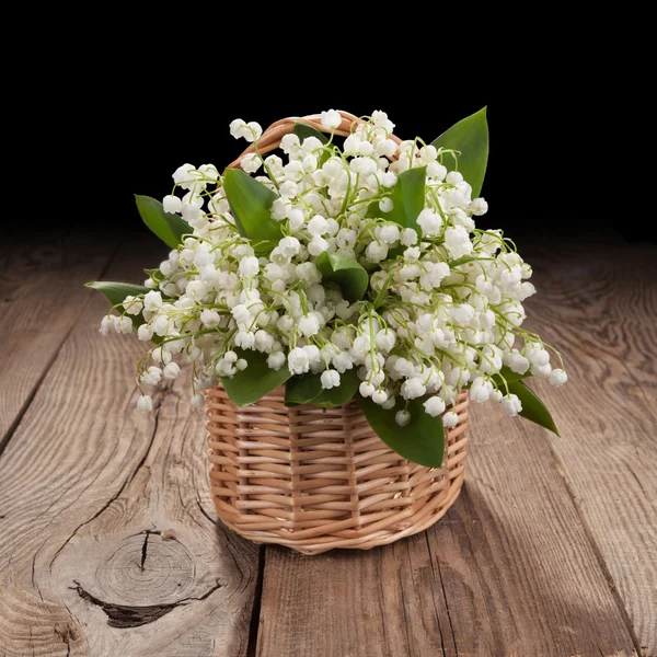 Bouquet di gigli della valle sulla vecchia tavola — Foto Stock