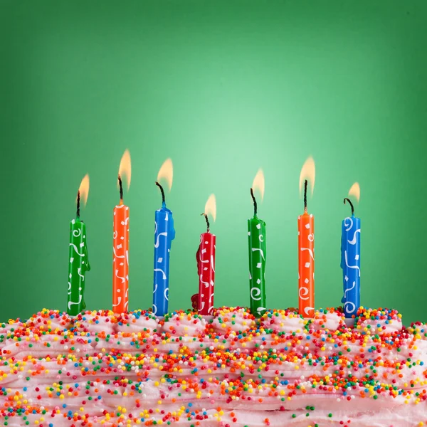 Concepto festivo. Feliz cumpleaños velas — Foto de Stock