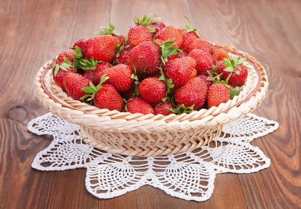 Fraise dans un panier sur la table — Photo