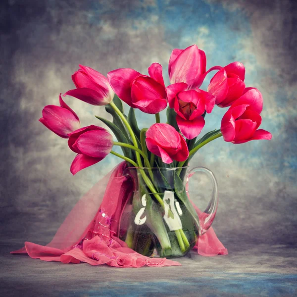 Lindas tulipas em um vaso na mesa — Fotografia de Stock