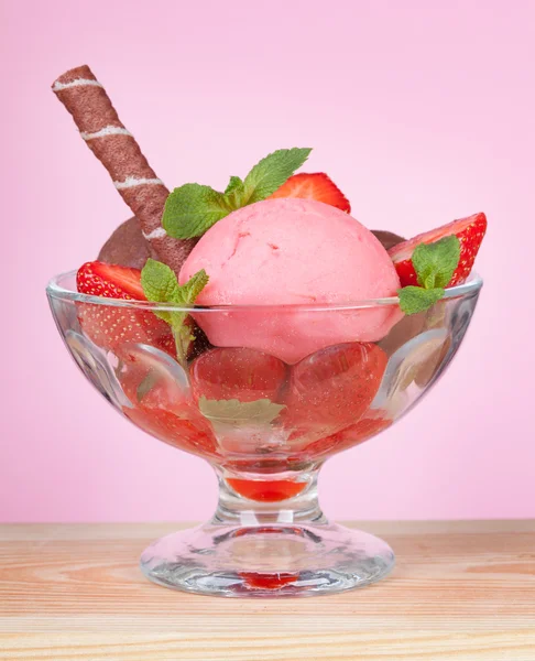 Gelato su sfondo rosa — Foto Stock