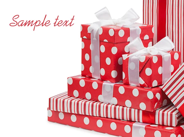 Piros ajándék dobozok ajándékok kötötte elszigetelt fehér íjak szalaggal Stock Kép