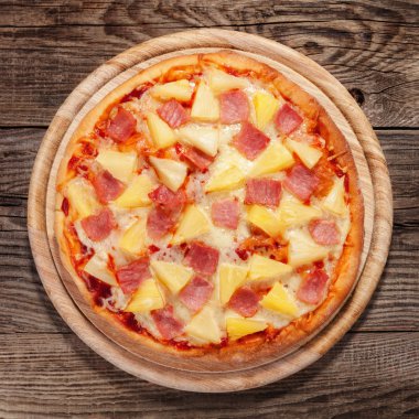 Hawai pizza eski tablo üzerinde