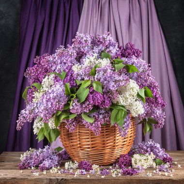 Leylak üzerinde eski bir tabloyu bir sepet içinde