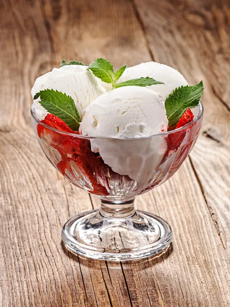 Eis mit Erdbeeren auf einem alten Tisch — Stockfoto