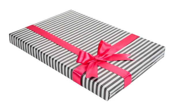 Caja de regalo a rayas de moda con un lazo rosa —  Fotos de Stock