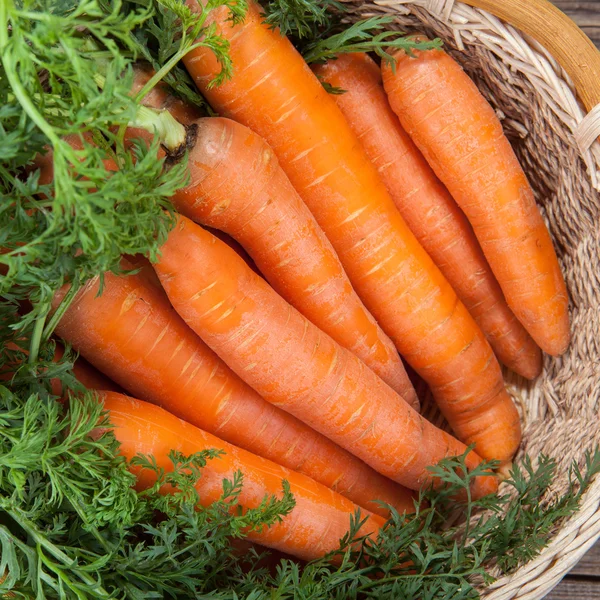 Zanahoria en la canasta. concepto rural — Foto de Stock
