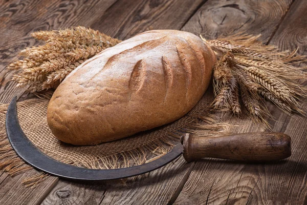 Brot, Ähren und Sichel auf alten Brettern — Stockfoto