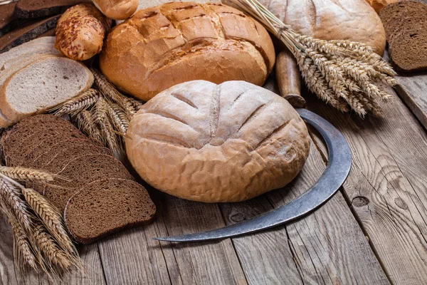 Brot, Ähren und Sichel auf alten Brettern — Stockfoto