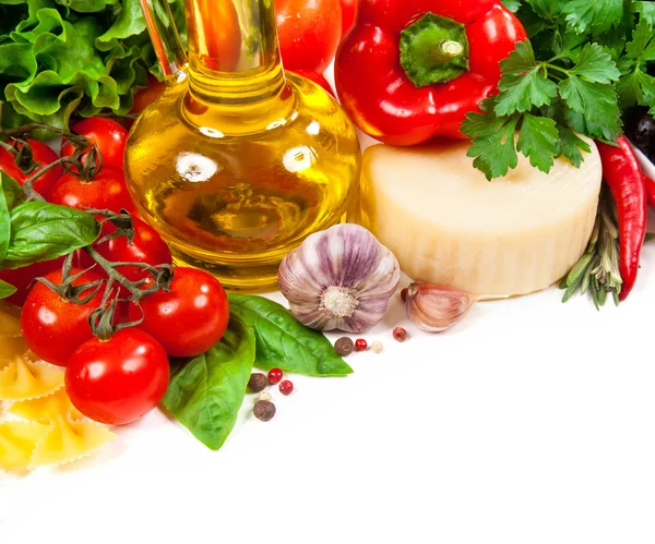 Italiaanse keuken. groenten, olie, kruiden en pasta — Stockfoto