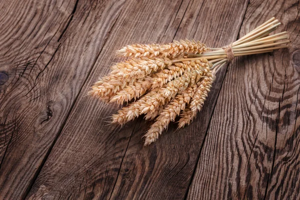 Spikelets on a table of old boards — Zdjęcie stockowe