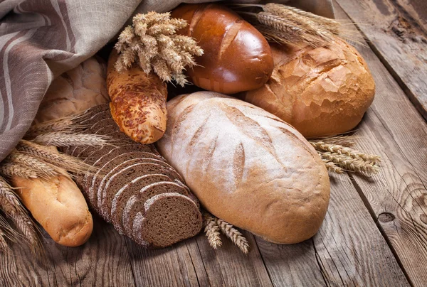 Bread and ears on an old table — Φωτογραφία Αρχείου