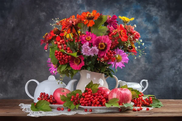 Ramo de flores y té de otoño. Concepto alimenticio — Foto de Stock