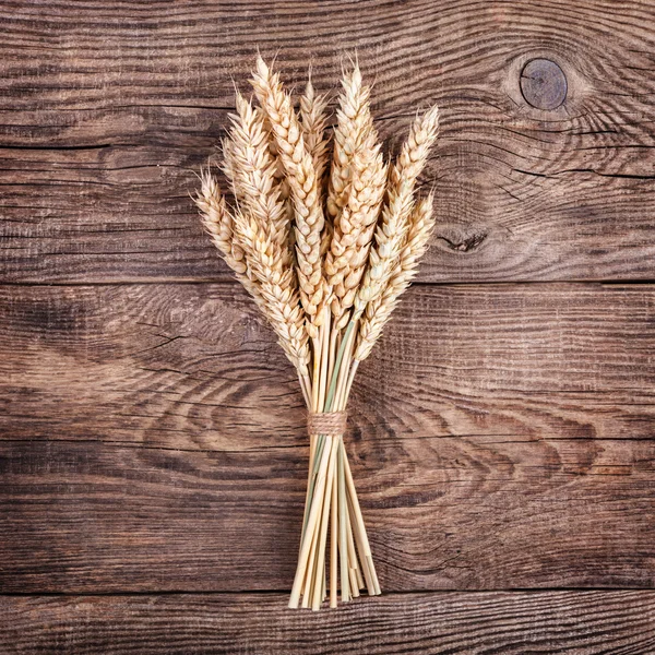 Spikelets on a table of old boards — Stock Photo, Image