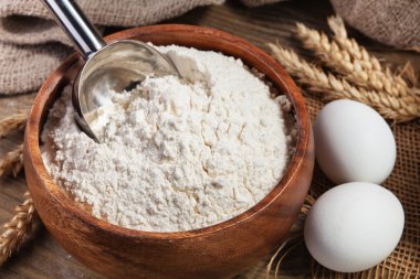 Mutfak masasında un ve yumurta.