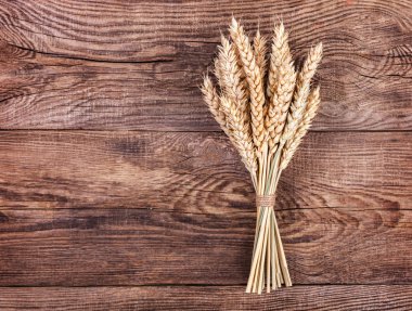 Buğday eski tahta üzerinde olgunlaşmış kulaklar