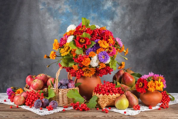 Осенний букет и фрукты на столе — стоковое фото