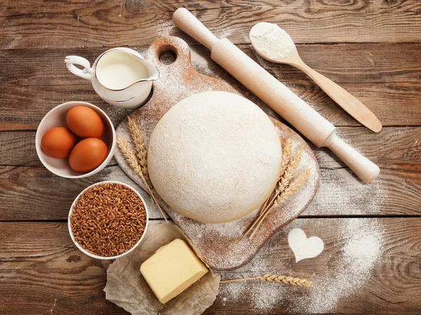 Conceito de Páscoa. Massa de trigo e ingredientes para cozinhar a bordo . — Fotografia de Stock