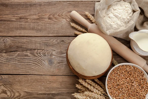 Пасхальная концепция. Пшеничное тесто и ингредиенты для приготовления пищи на борту . — стоковое фото