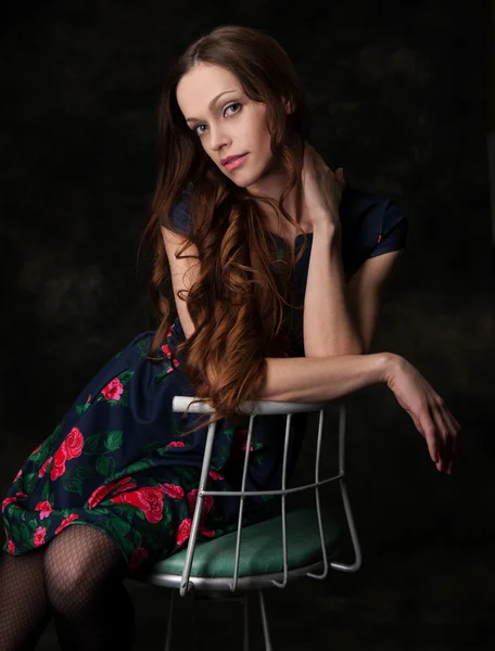 Schöne junge Frau in einem Kleid. Studio, schwarzer Hintergrund. — Stockfoto