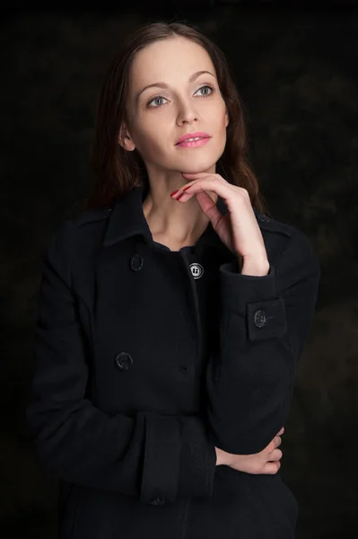 Retrato de una hermosa joven — Foto de Stock