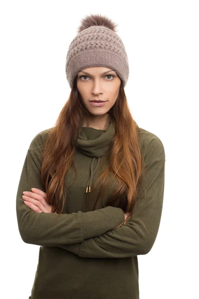 Donna che indossa cappotto in pile e cappello in maglia — Foto Stock