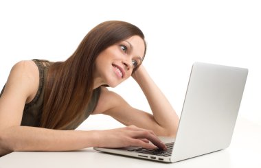 Dizüstü bilgisayarı olan kadın