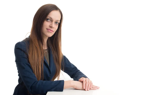 Mujer de negocios sonriente sentada en su escritorio — Foto de Stock