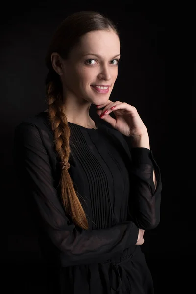 Schöne junge Frau auf dunklem Hintergrund — Stockfoto