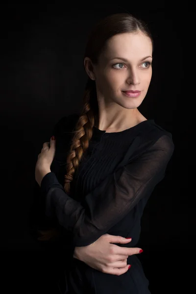 Krásná mladá žena na tmavém pozadí — Stock fotografie