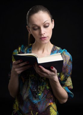 Kitap okuyan genç bir kadın.