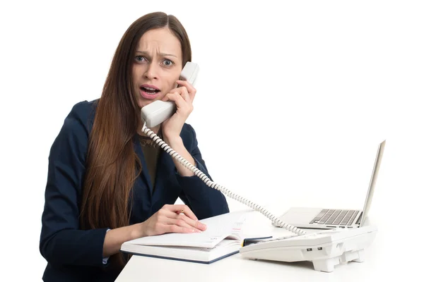 Förvånad vacker kvinna prata på telefon — Stockfoto