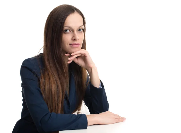 Junge schöne Geschäftsfrau hinter dem Schreibtisch, isoliert — Stockfoto