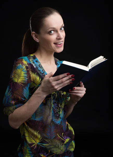 책을 읽고 있는 젊은 여자 — 스톡 사진