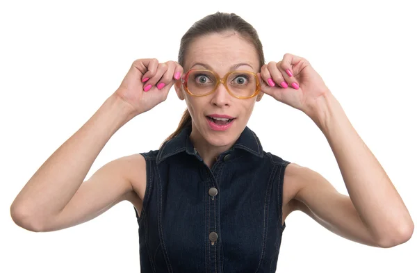 Nerd-Frau mit Brille überrascht — Stockfoto