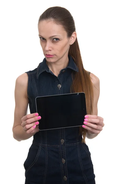 Ελκυστική νεαρή γυναίκα με ένα tablet pc — Φωτογραφία Αρχείου