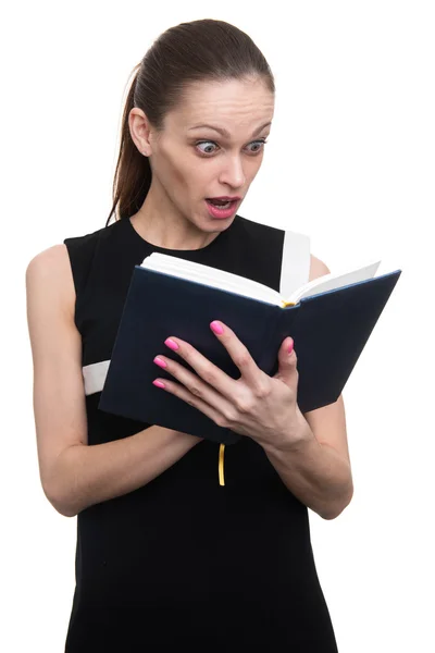 Geschokt jonge zakenvrouw kijken naar dagboek — Stockfoto