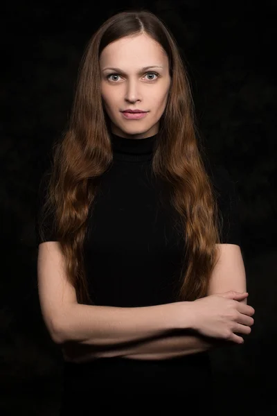 Sorrindo mulher no fundo preto — Fotografia de Stock