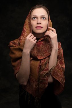 genç kadın karanlıkta ararken