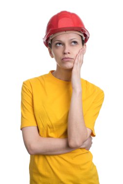Kırmızı sert kask içinde kadın yapı mühendisi