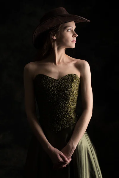 Joven dama en un vestido y sombrero de vaquero — Foto de Stock