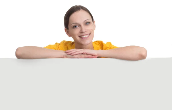 Mulher sorrindo segurar placa de papel branco em branco — Fotografia de Stock