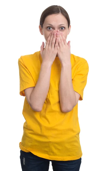 Junge Frau im weißen gelben T-Shirt — Stockfoto