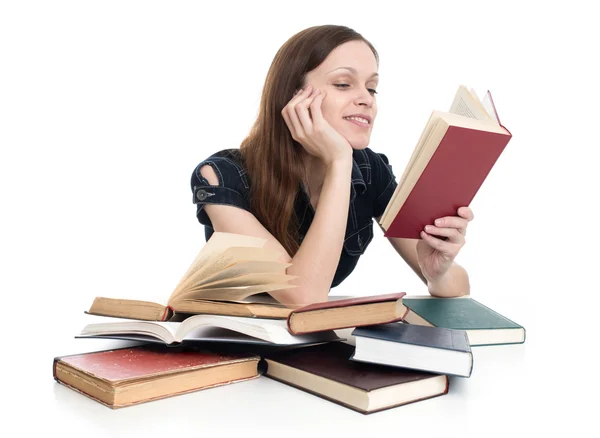 Jovem mulher lendo um livro — Fotografia de Stock