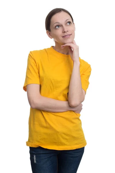 Vrouw in lege geel t-shirt denken — Stockfoto