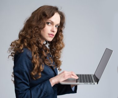 Dizüstü bilgisayarda çalışan iş kadını