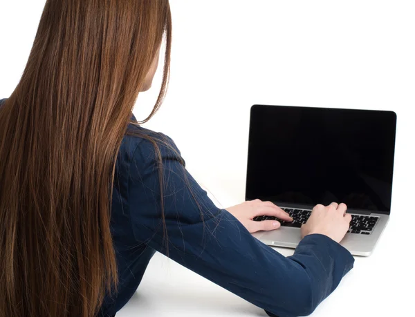 Achteraanzicht van een zakenvrouw die op laptop werkt — Stockfoto